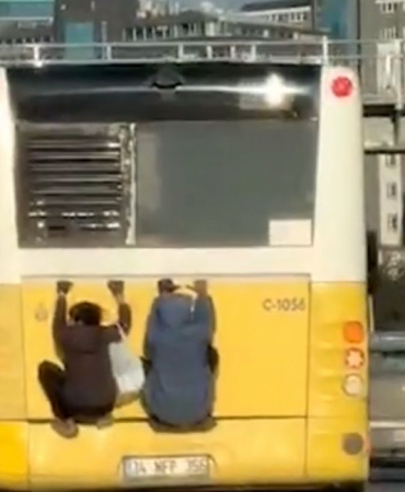 Beykoz'da otobüsün arkasında tehlikeli yolculuk!