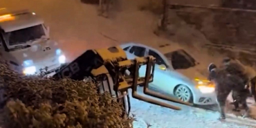 Kar Beykoz'u kapladı! Araçlar yolda mahsur kaldı