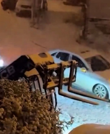 Kar Beykoz'u kapladı! Araçlar yolda mahsur kaldı