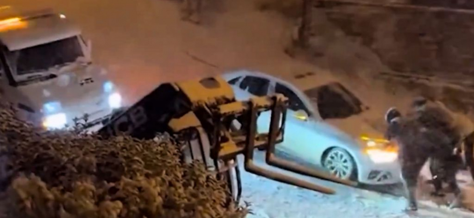 Kar Beykoz'u kapladı! Araçlar yolda mahsur kaldı