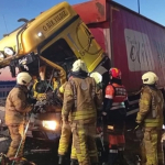 Beykoz Riva kavşağında kamyon TIR'a saplandı!