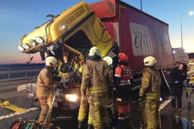 Beykoz Riva kavşağında kamyon TIR'a saplandı!