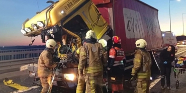 Beykoz Riva kavşağında kamyon TIR'a saplandı!