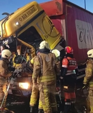 Beykoz Riva kavşağında kamyon TIR'a saplandı!
