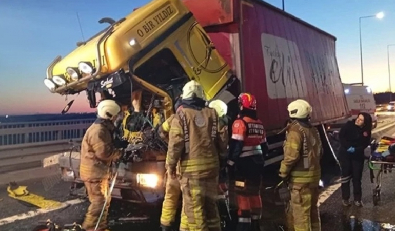 Beykoz Riva kavşağında kamyon TIR'a saplandı!