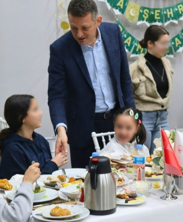Beykoz Kaymakamı çocuklarla iftar yaptı