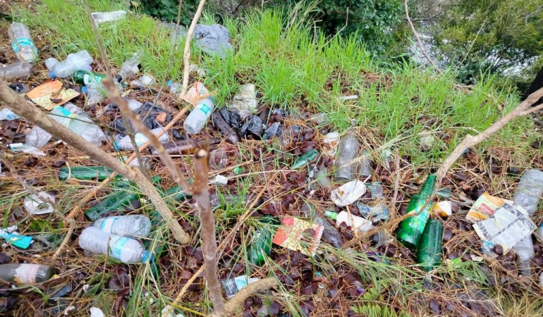 Beykoz’da hastane yolu çöp yığınına döndü!