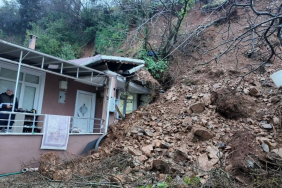 Beykoz’da toprak evin üzerine yığıldı!