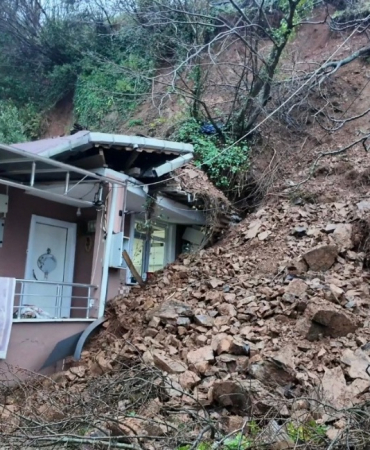 Beykoz’da toprak evin üzerine yığıldı!
