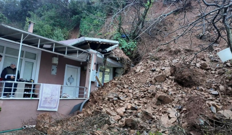 Beykoz’da toprak evin üzerine yığıldı!